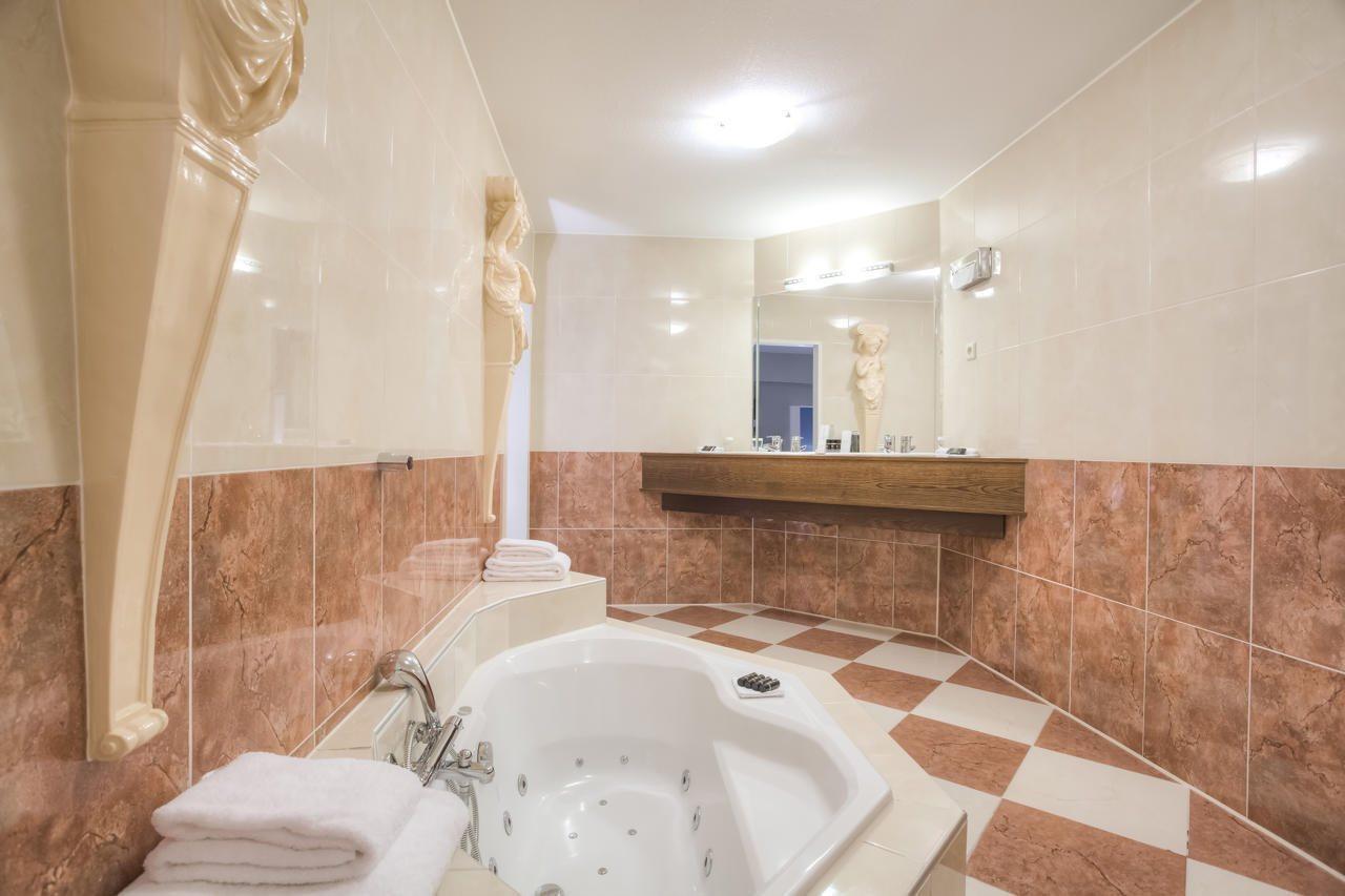 Crown Centre Hotel 4*